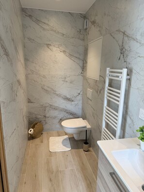 Shower, hair dryer, towels, soap - Nîmes' little haven of peace (Nîmes)