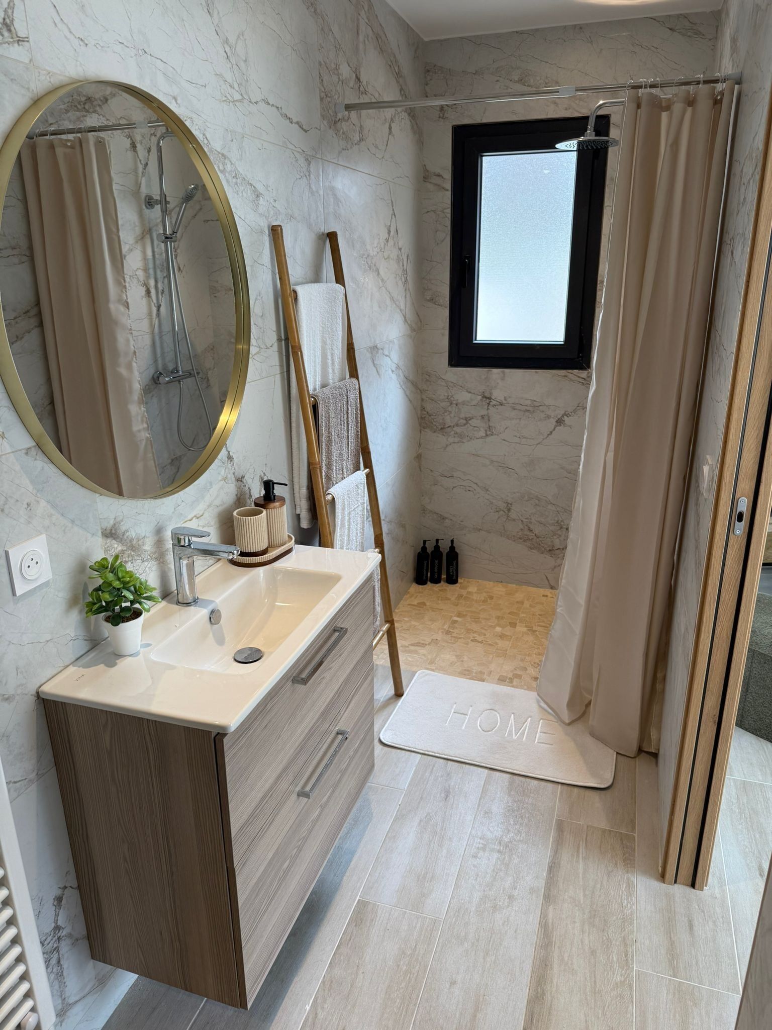 Douche, sèche-cheveux, serviettes fournies, savon