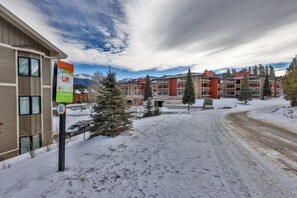 Exterior - 3rd floor 2 Bedroom 2 Bathroom condo with a wood fireplace (Winter Park)