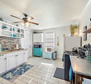 Fridge, microwave, oven, stovetop - Hot Tub Tideaway Walkable (Galveston)