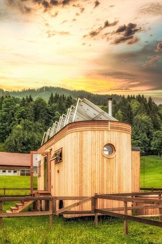 Schönes alleinstehendes Ferienhaus für 3 Leute mit Whirlpool,  W-LAN, Innenhof und Panoramablick