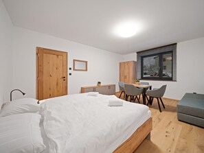 Room - Wonderful private villa for 20 guests with WIFI, TV, terrace and pets allowed (Dvůr Králové Nad Labem)