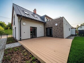 Exterior - Wonderful private villa for 20 guests with WIFI, TV, terrace and pets allowed (Dvůr Králové Nad Labem)