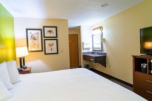 Room - Coratel Inn and Suites by Jasper Black River Falls - Standard 1 king bed NS (Black River Falls)