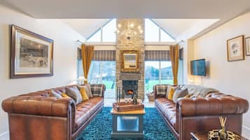 TV, fireplace