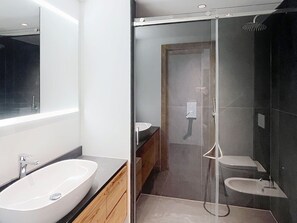 Bathroom - Cosy apartment for 6 people with WIFI, TV and balcony (Bocenago)