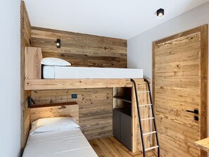 Room - Cosy apartment for 6 people with WIFI, TV and balcony (Bocenago)