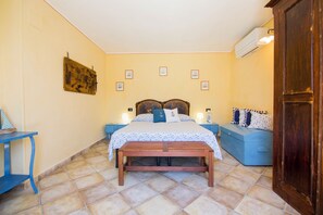 5 bedrooms, iron/ironing board, WiFi, bed sheets - Group villa with private pool (Imperia)