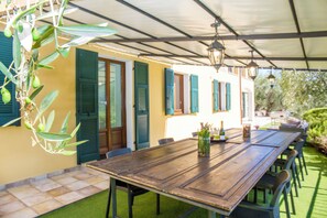 Outdoor dining - Group villa with private pool (Imperia)