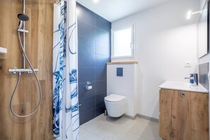 Een douche, een haardroger, handdoeken