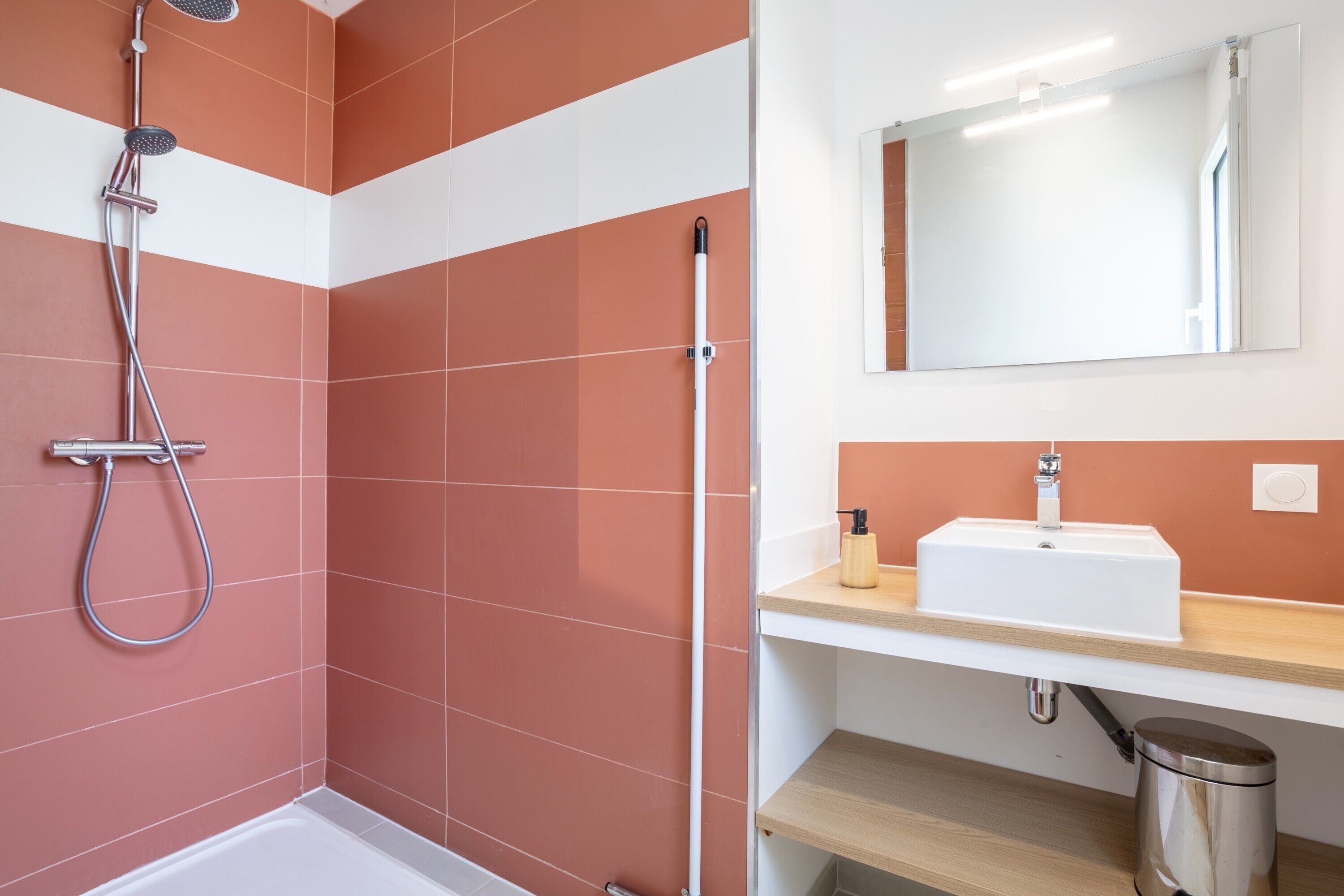Douche, sèche-cheveux, serviettes fournies