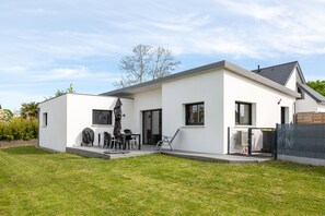 Outdoor dining - Holiday Home “Maison Concarneau” with Private Terrace, Garden & Wi-Fi (Concarneau)