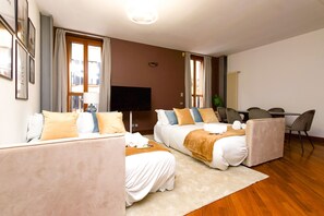 2 bedrooms, iron/ironing board, WiFi, bed sheets - "View Brera Penthouse" Private Jacuzzi + Duomo 5 Min (Milano)