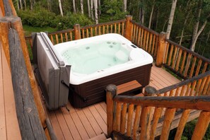 Outdoor spa tub - Lakeview Mountain Cabin w/ Deck, Hot Tub & Wood Burning Fireplace. Pet-Friendly! (Twin Lakes)