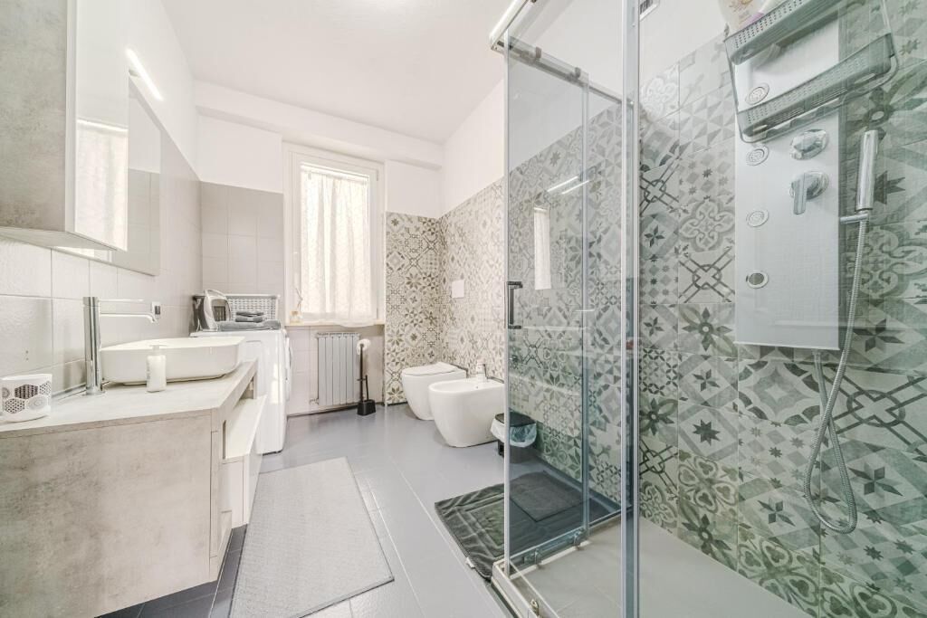 Standard-Apartment, Balkon, Blick auf den Innenhof | Badezimmer | Kostenlose Toilettenartikel, Haartrockner, Bidet, Handtücher