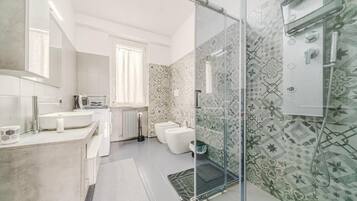 Standard-Apartment, Balkon, Blick auf den Innenhof | Badezimmer | Kostenlose Toilettenartikel, Haartrockner, Bidet, Handtücher
