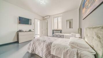 Standard-Apartment, Balkon, Blick auf den Innenhof | Bügeleisen/Bügelbrett