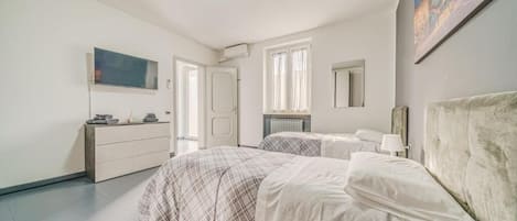 Apartamento estándar, balcón, vistas al patio | Tabla de planchar con plancha