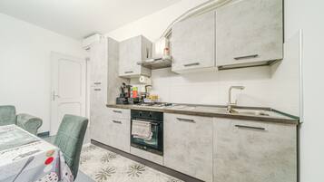 Standard Apartment, Balcony, Courtyard View | Private kitchen