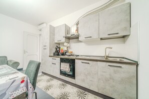 Appartamento Standard, balcone, vista cortile | Cucina privata | Frigorifero, microonde, forno, piano cottura
