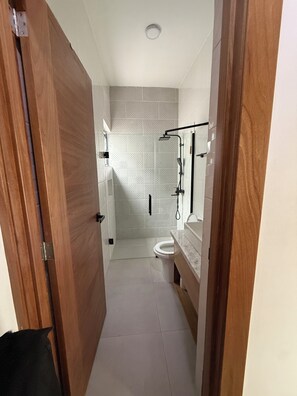 Ducha, secador de pelo, toallas, jabón