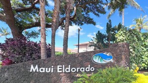«Maui Eldorado» -kyltti, jossa on logon kuva, ja sen ympärillä on trooppisia kasveja ja palmuja.