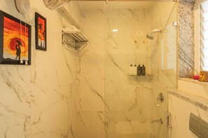 Villa Deluxe, balcon | Salle de bain