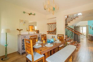 Vila Deluks, balkon | Tempat makan