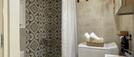 Secadora de cabello, toallas, jabón, papel de baño