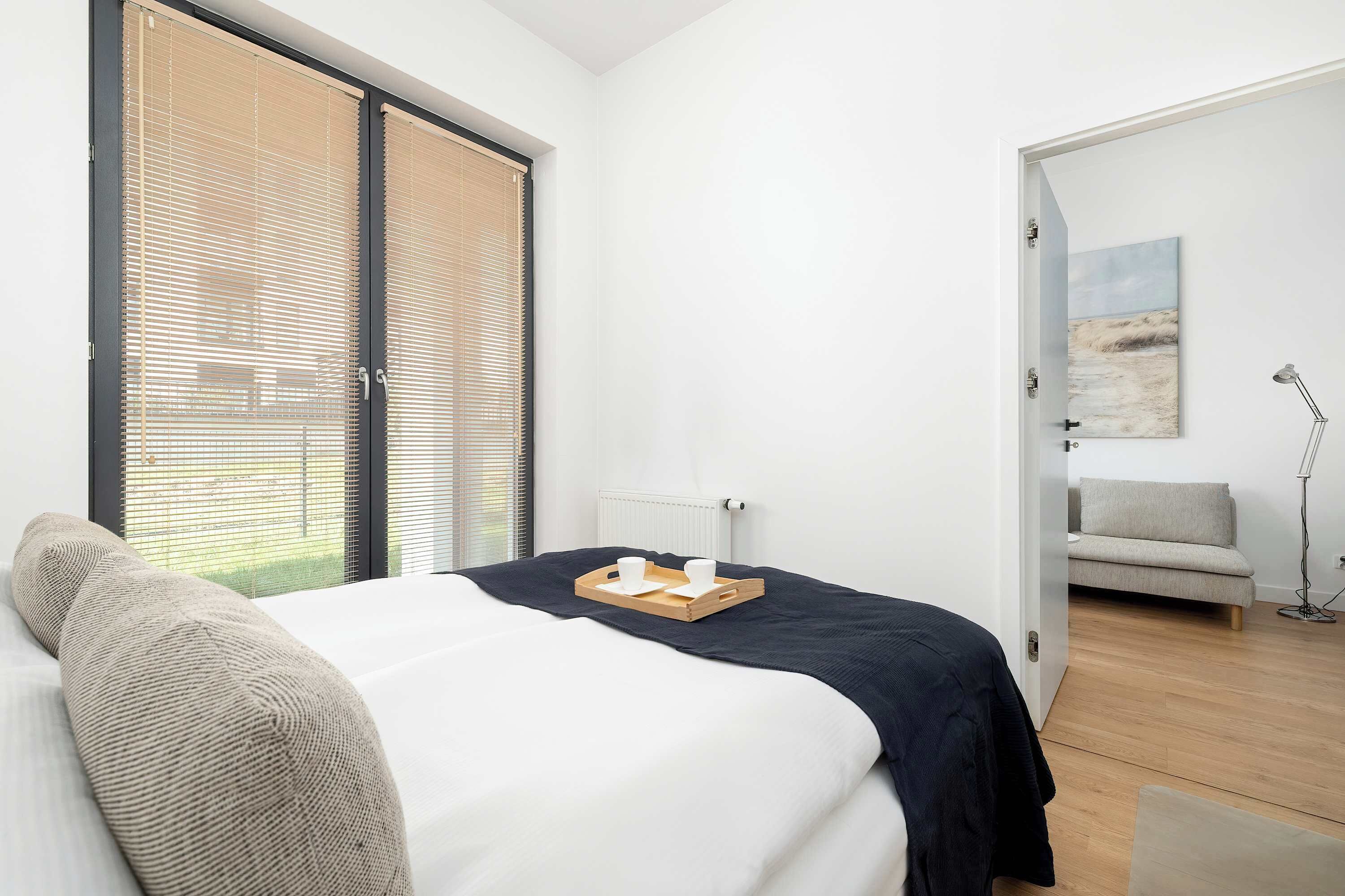 1 slaapkamer, een bureau, een strijkplank/strijkijzer, reisbedje