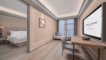 Executive Room, 1 King Bed | Living area