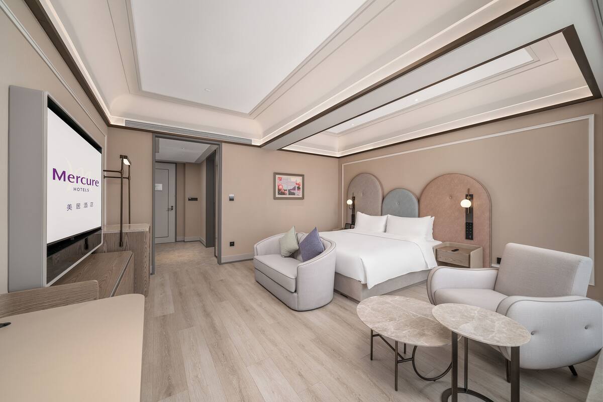 Deluxe Room, 1 King Bed (City side) | Living area