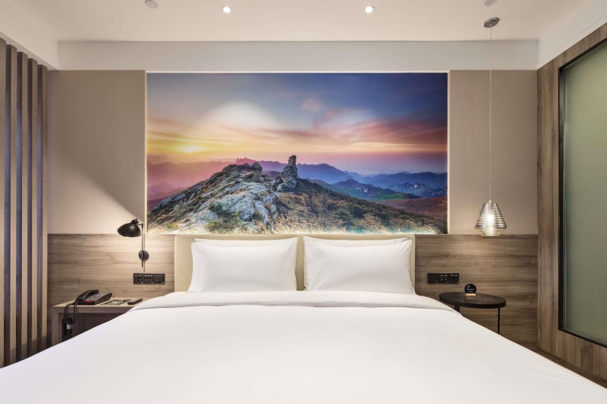 Deluxe Room, 1 King Bed | Soundproofing