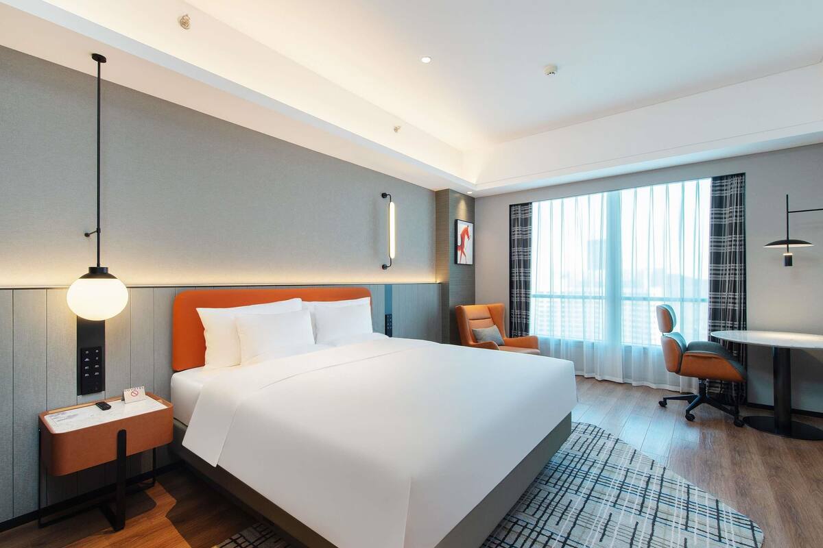 Habitación superior, 1 cama de matrimonio grande, vistas a la bahía | Ropa de cama de alta calidad y edredones de plumas