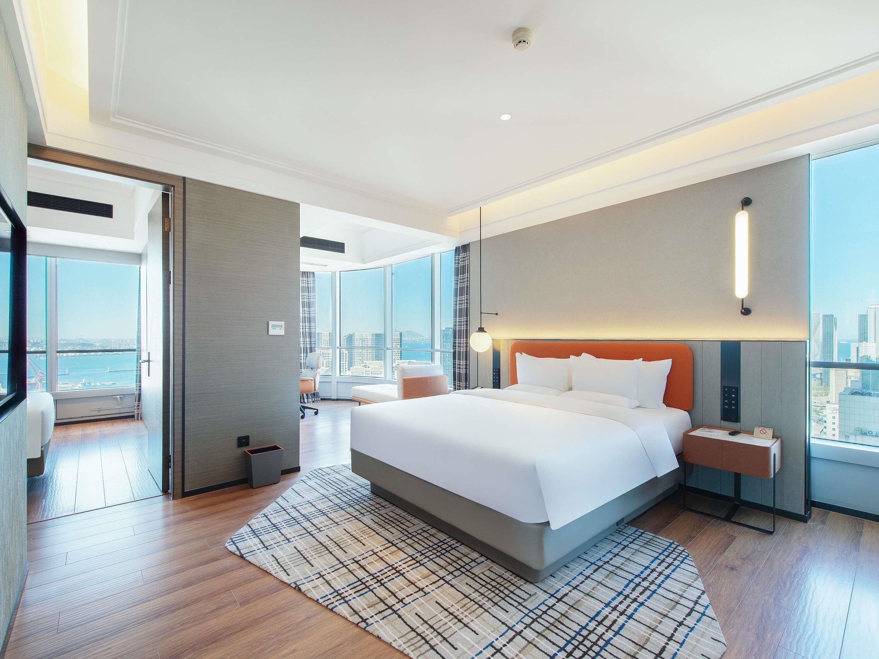 Suite Deluxe, varias camas | Ropa de cama de alta calidad, edredón y camas Tempur-Pedic 