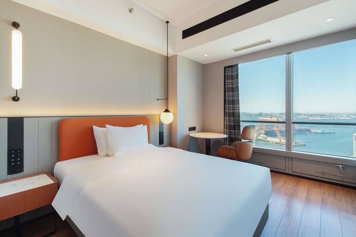 Deluxe Suite, Multiple Beds | Premium bedding, down comforters, Tempur-Pedic beds, free minibar