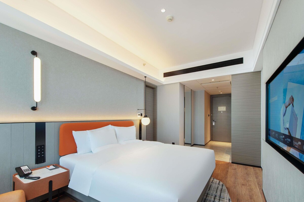 Deluxe Room, 1 King Bed (City side) | Premium bedding, down duvets, Tempur-Pedic beds, free minibar