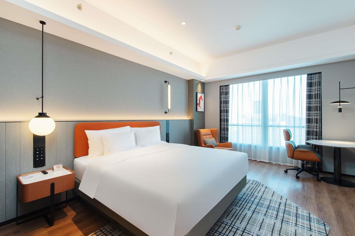 Superior Room, 1 King Bed, Bay View | Premium bedding, down duvets, Tempur-Pedic beds, free minibar