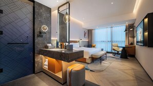 Seprai premium, busa memori, isi minibar gratis, dan meja kerja