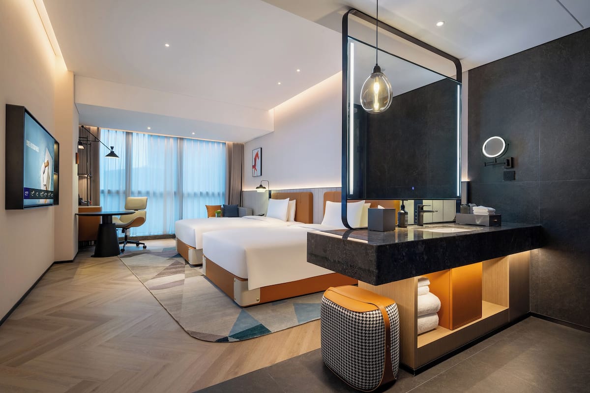 ห้องเอ็กเซกคิวทีฟ, เตียงเดี่ยว 2 เตียง | เครื่องนอนระดับพรีเมียม, เตียงเมมโมรีโฟม, มินิบาร์ฟรีบางอย่าง, โต๊ะทำงาน