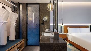 Executive Room, 1 King Bed | Premium bedding, memory foam beds, free minibar items, desk