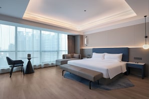 Executive-rum - 1 kingsize-säng | Duntäcken, minibar, individuell inredning och skrivbord