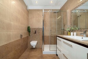 Dusche, Haartrockner, Handtücher, Shampoo