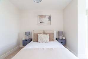 2 bedrooms, iron/ironing board, free WiFi, bed sheets - London Apartment Near Emirates Stadium Sleeps 5 (London)