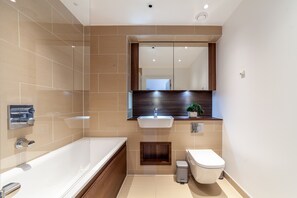 Shower, deep-soaking bathtub, hair dryer, towels - London Apartment Near Emirates Stadium Sleeps 5 (London)