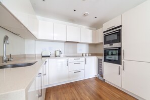 Fridge, microwave, oven, stovetop - London Apartment Near Emirates Stadium Sleeps 5 (London)