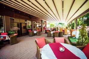 Outdoor dining - BIATO APARTMENTS - ALL INCLUSIVE (Sunny Beach)
