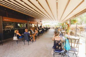 Outdoor dining - BIATO APARTMENTS - ALL INCLUSIVE (Sunny Beach)