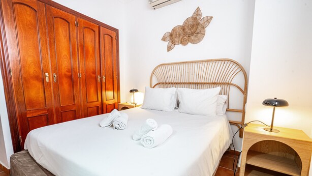 1 habitación, tabla de planchar con plancha, wifi gratis y ropa de cama 