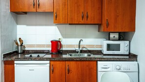 Cafetera y tetera, refrigerador, microondas y tetera eléctrica 
